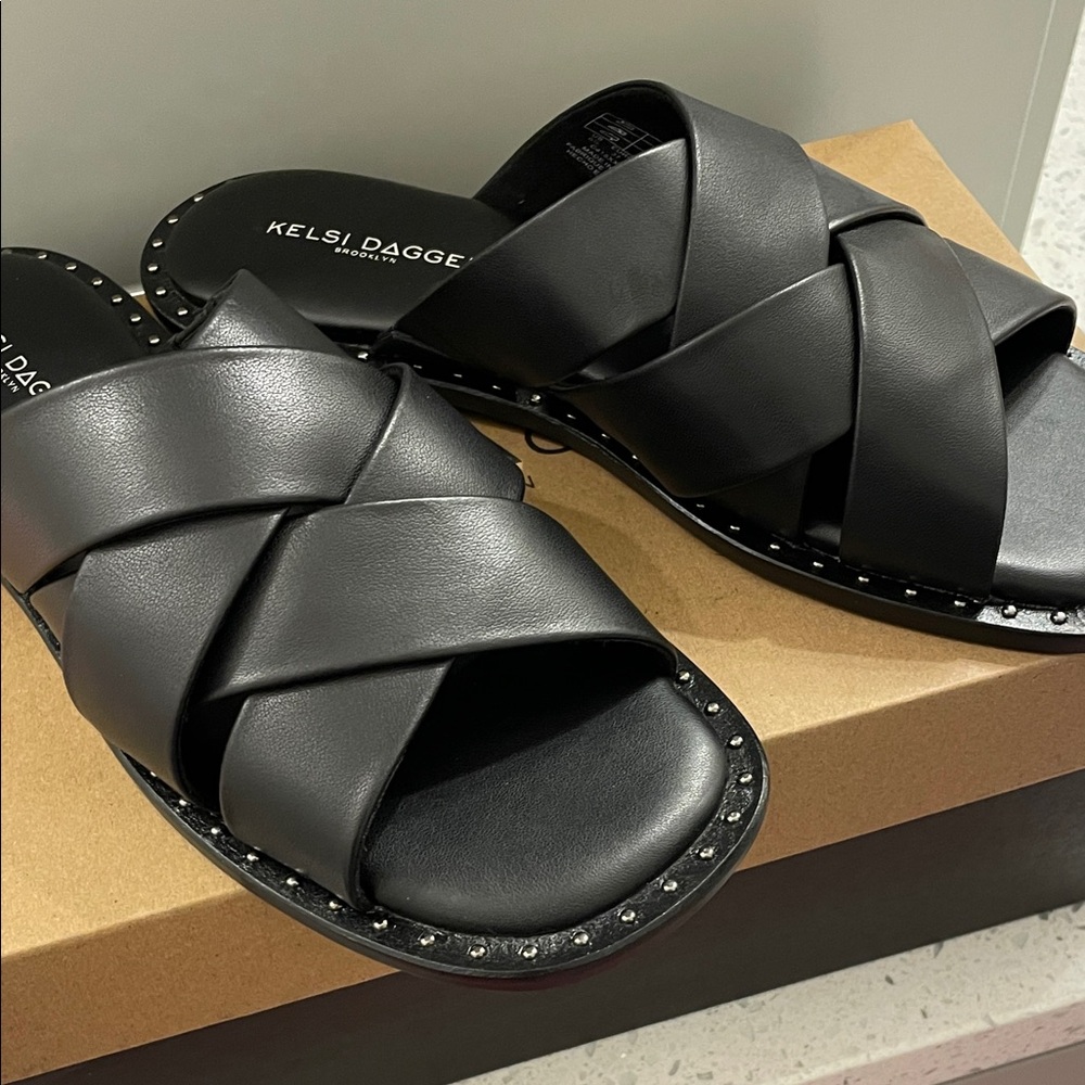 Kelsi Gagger black sandals made of leather in bravonl style in size 6 1/2